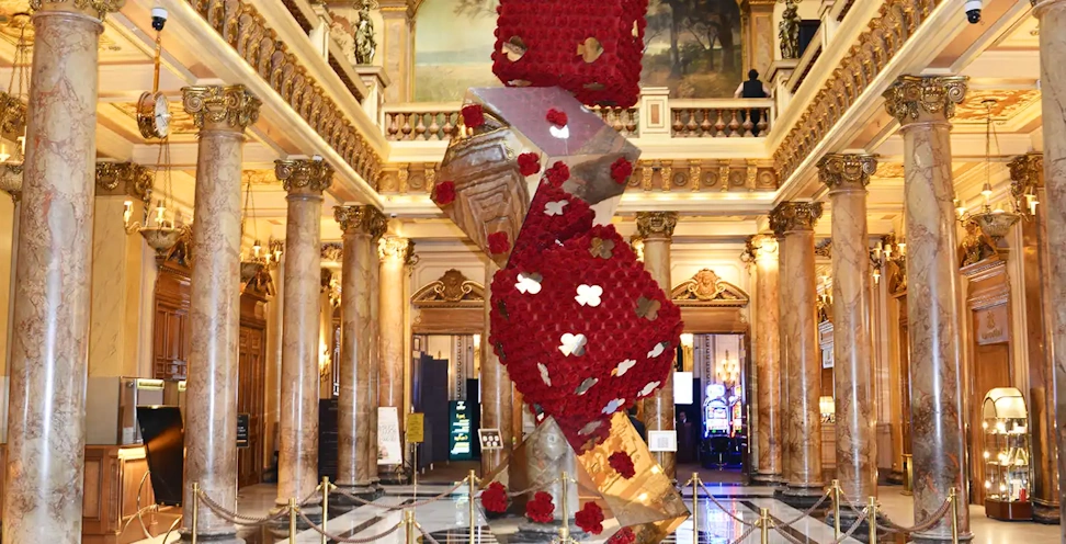 Inallazioni artistiche nei casino tra luci e glitterst